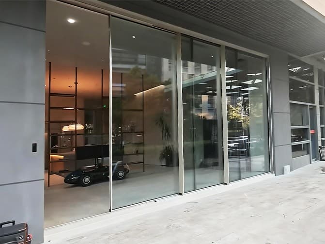 6.8-meter-long linked entrance for the shop